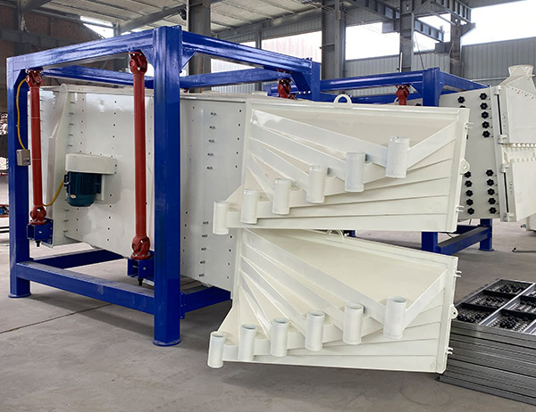 硅砂方形<a href='http://www.qmudjdg.cn/sfsx/ybs.html' title='搖擺篩' target='_blank'>搖擺篩</a>處理量大精度可達(dá)95%以上