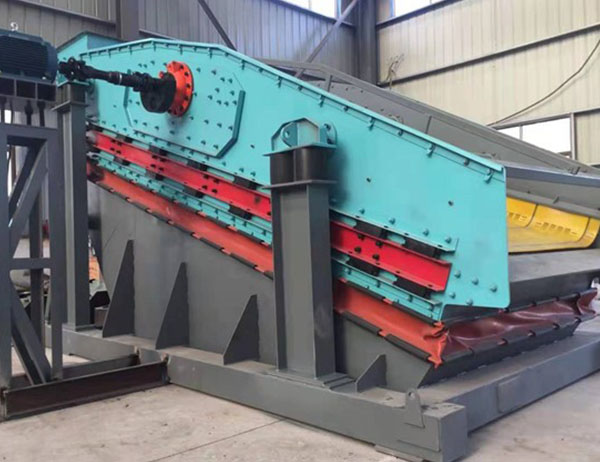 石灰?guī)r加工線用到全有板喂機(jī)、振動篩、放礦機(jī)