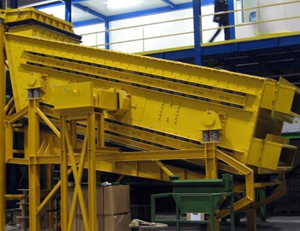 迭巖石粉碎顆?？ňW(wǎng)堵網(wǎng)現(xiàn)象解決顆粒沸騰振動篩