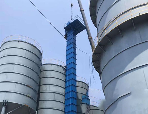 往復(fù)式提升機(jī)輸送物料質(zhì)量不能大，粒度也不能大