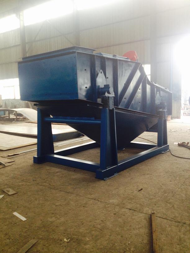 鵝卵石震動篩分設(shè)備選用直線振動篩經(jīng)濟實惠價格便宜